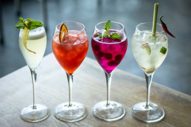 Karışık spritzer şarabı kokteyl seçimi ve açık bar masasında meyve.