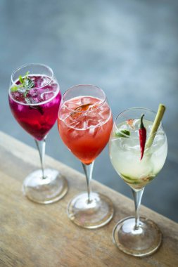 Karışık spritzer şarabı kokteyl seçimi ve açık bar masasında meyve.