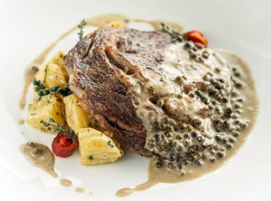 Biftek ve kremalı karabiber sosu.