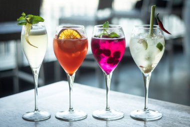 Karışık spritzer şarabı kokteyl seçimi ve açık bar masasında meyve.