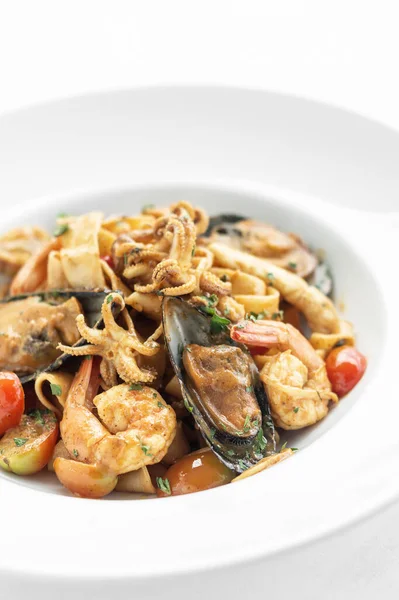 混合魚介類伝統的な炒め物マレーシアのラクサスパイシーなカレー — ストック写真