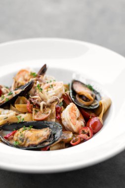 Frutti Di Mare midye, karides ve karides ile taze karışık deniz ürünleri tagliatelle.