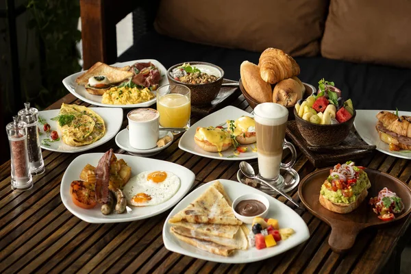 Viele Gemischte Westliche Frühstücksspeisen Auf Dem Cafétisch — Stockfoto