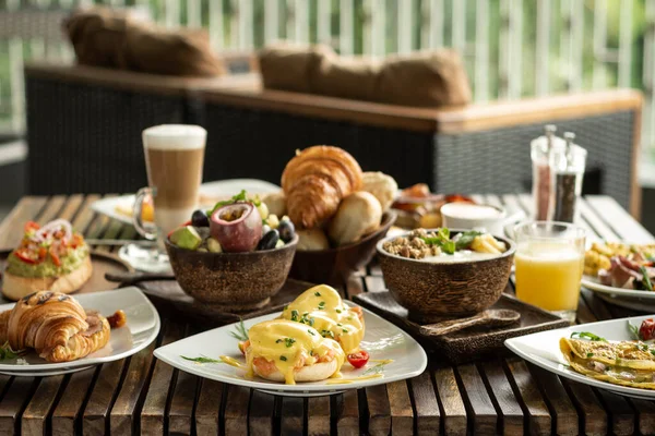 Viele Gemischte Westliche Frühstücksspeisen Auf Dem Cafétisch — Stockfoto