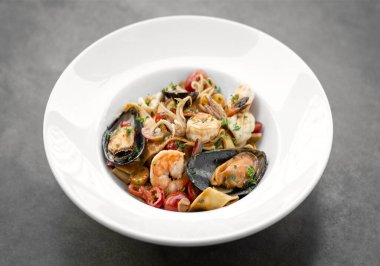Frutti Di Mare midye, karides ve karides ile taze karışık deniz ürünleri tagliatelle.