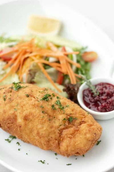 Hühnercordon Bleu Mit Salat Und Preiselbeersoße Auf Weißem Hintergrund — Stockfoto