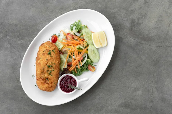 Kuřecí Kordon Bleu Jídlo Salátem Brusinkovou Omáčkou Šedém Pozadí — Stock fotografie