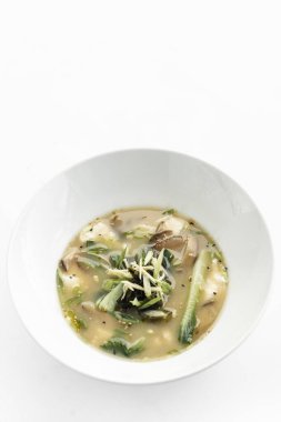 Japon miso çorbası tofu, shiitake mantarı, bok choy ve deniz yosunu beyaz arka planda.