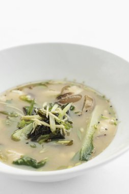 Japon miso çorbası tofu, shiitake mantarı, bok choy ve deniz yosunu beyaz arka planda.