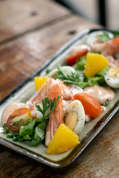 Fresh Prawn Egg Salad Rustic Wood Table — Fotografia de Stock