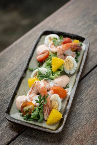Fresh Prawn Egg Salad Rustic Wood Table — Fotografia de Stock