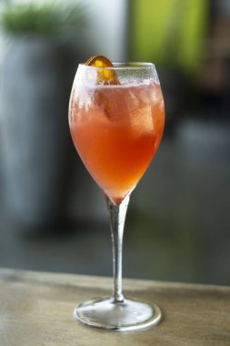 Blood Orange ve Prosecco şarabı Spritzer Mimosa kokteyli.