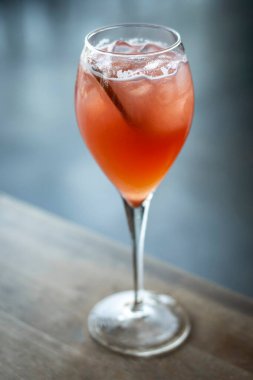 Blood Orange ve Prosecco şarabı Spritzer Mimosa kokteyli.