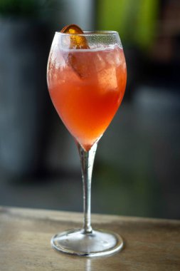 Blood Orange ve Prosecco şarabı Spritzer Mimosa kokteyli.