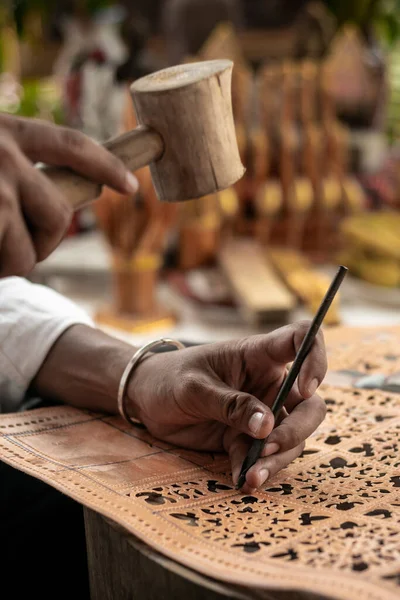 Artista Artesanal Fazendo Arte Escultura Couro Búfalo Tradicional Indonésia — Fotografia de Stock