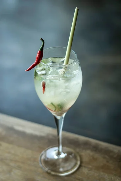 バンコクの米ワイン チリペッパー ライム レモングラスと現代的なタイのカクテル — ストック写真