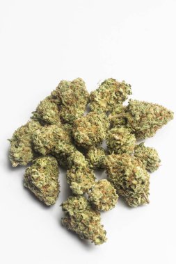 Tayland 'da beyaz arka planda tıbbi marihuana kenevir çiçekleri