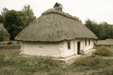 Köyde eski bir ev.