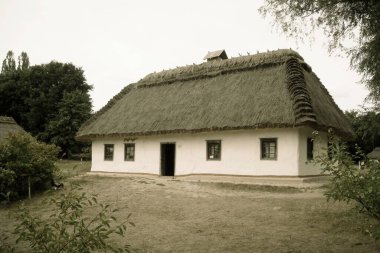 Köydeki eski ahşap ev.