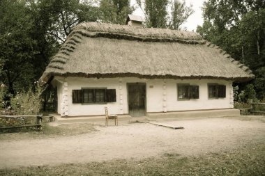 Köydeki eski geleneksel Ukrayna evi.