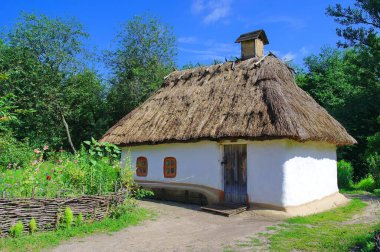 Köydeki eski geleneksel Ukrayna evi.