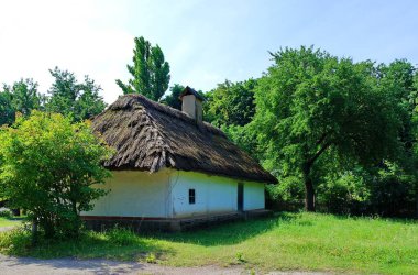 Köydeki eski geleneksel Ukrayna evi.