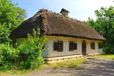 Köydeki eski geleneksel Ukrayna evi.