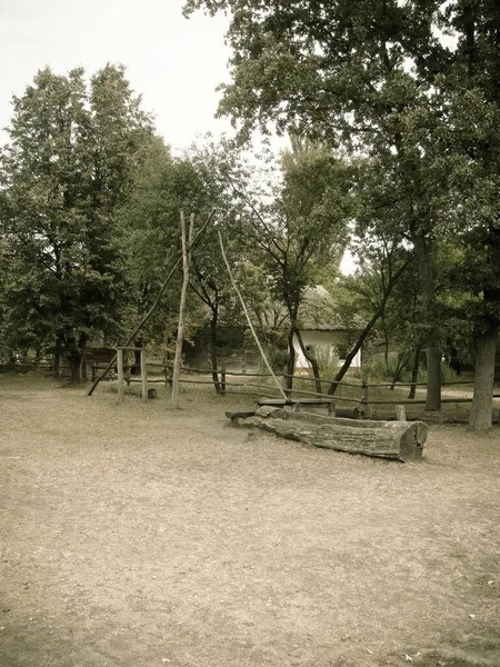 公園内の古い木のベンチ — ストック写真