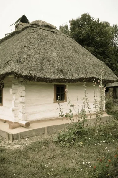 Köyde eski bir ev.