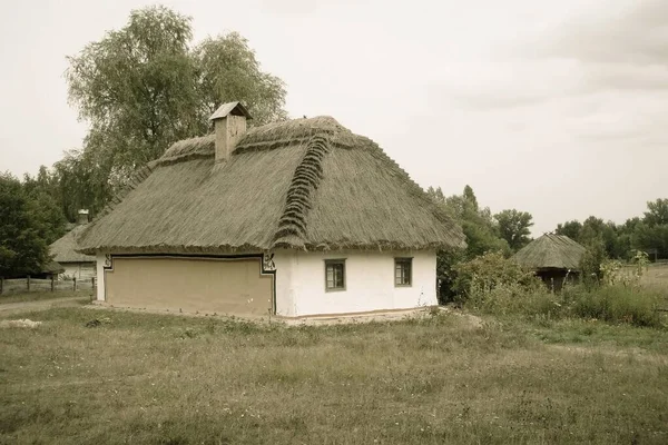 Παλιό Ξύλινο Σπίτι Στο Χωριό — Φωτογραφία Αρχείου