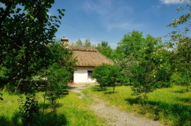 Köydeki eski geleneksel Ukrayna evi.