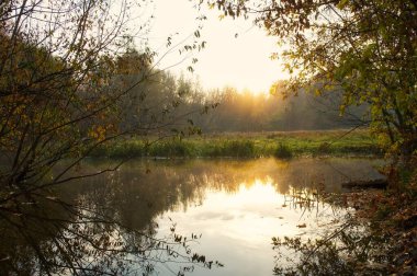 Nehrin üzerinde güzel bir gün batımı
