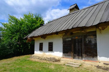 Köydeki eski geleneksel Ukrayna evi.