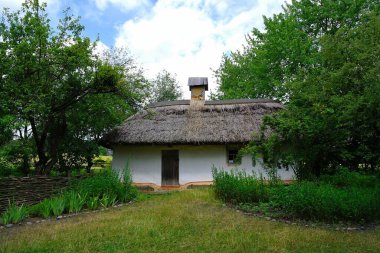 Köydeki eski geleneksel Ukrayna evi.