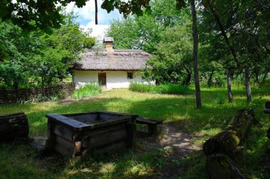 Köydeki eski geleneksel Ukrayna evi.