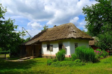 Köydeki eski geleneksel Ukrayna evi.