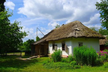Köydeki eski geleneksel Ukrayna evi.