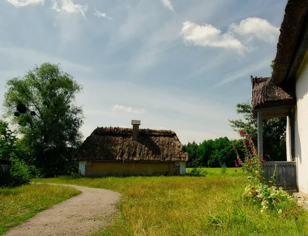 Παλιό Παραδοσιακό Ουκρανικό Σπίτι Στο Χωριό — Φωτογραφία Αρχείου