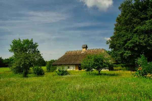Kırsalda Bir Evi Olan Güzel Bir Manzara — Stok fotoğraf