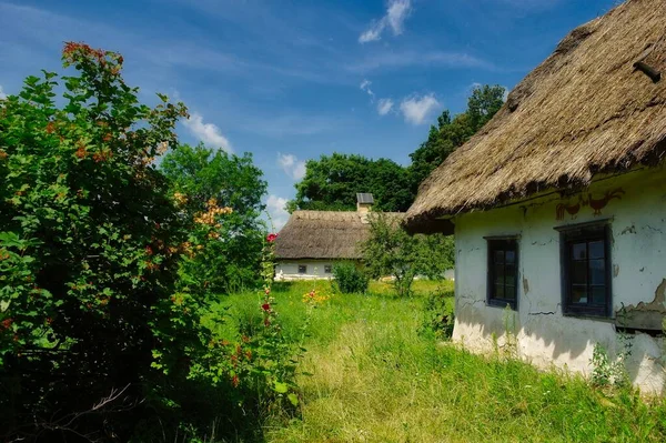 Köyde eski bir ev.