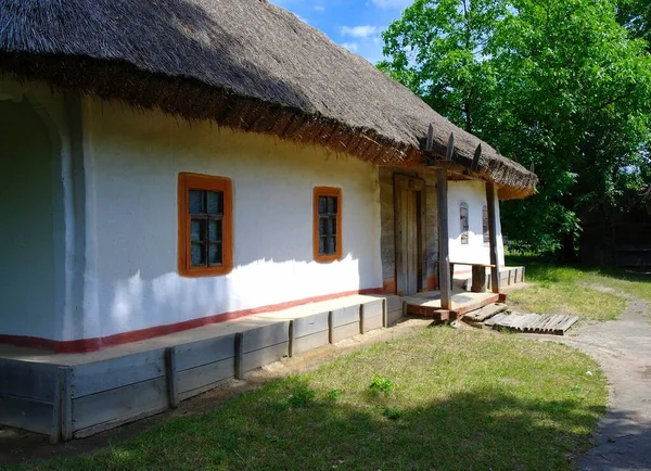 Köydeki eski geleneksel Ukrayna evi.