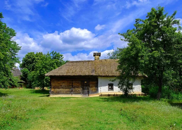 Régi Hagyományos Ukrán Ház Faluban — Stock Fotó