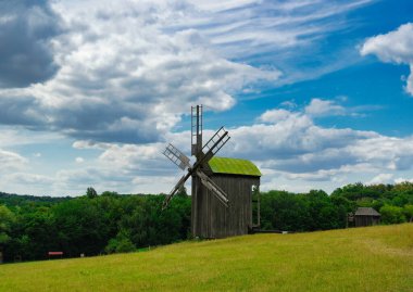 Köydeki eski ahşap yel değirmeni 