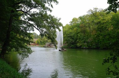 Parktaki nehrin güzel manzarası