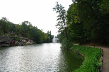 Parktaki nehrin güzel manzarası