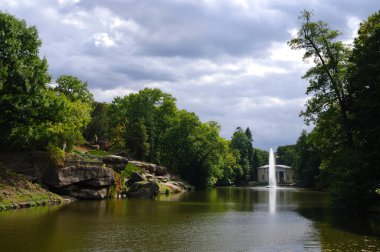 Parktaki nehrin güzel manzarası