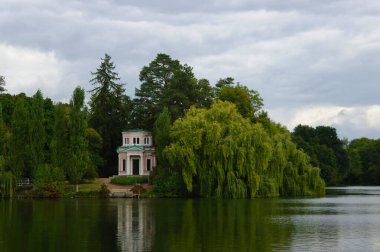 Parktaki gölün güzel manzarası