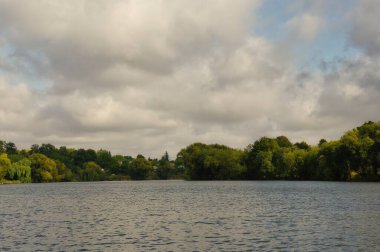 Arka planda nehir ve göl olan güzel bir manzara.