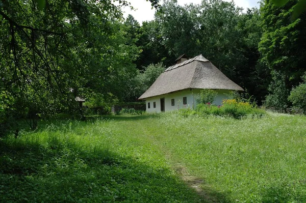 村の古い伝統的なウクライナの家 — ストック写真