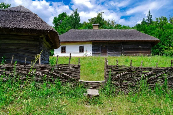 Stare Tradycyjne Ukraińskie Domy Wsi — Zdjęcie stockowe
